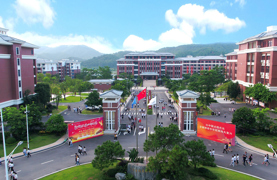 校园大门