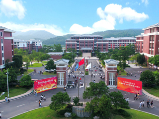 校园大门