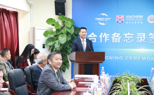 马来西亚南方大学学院董事长拿督陈洺臣(右一)_副本.jpg