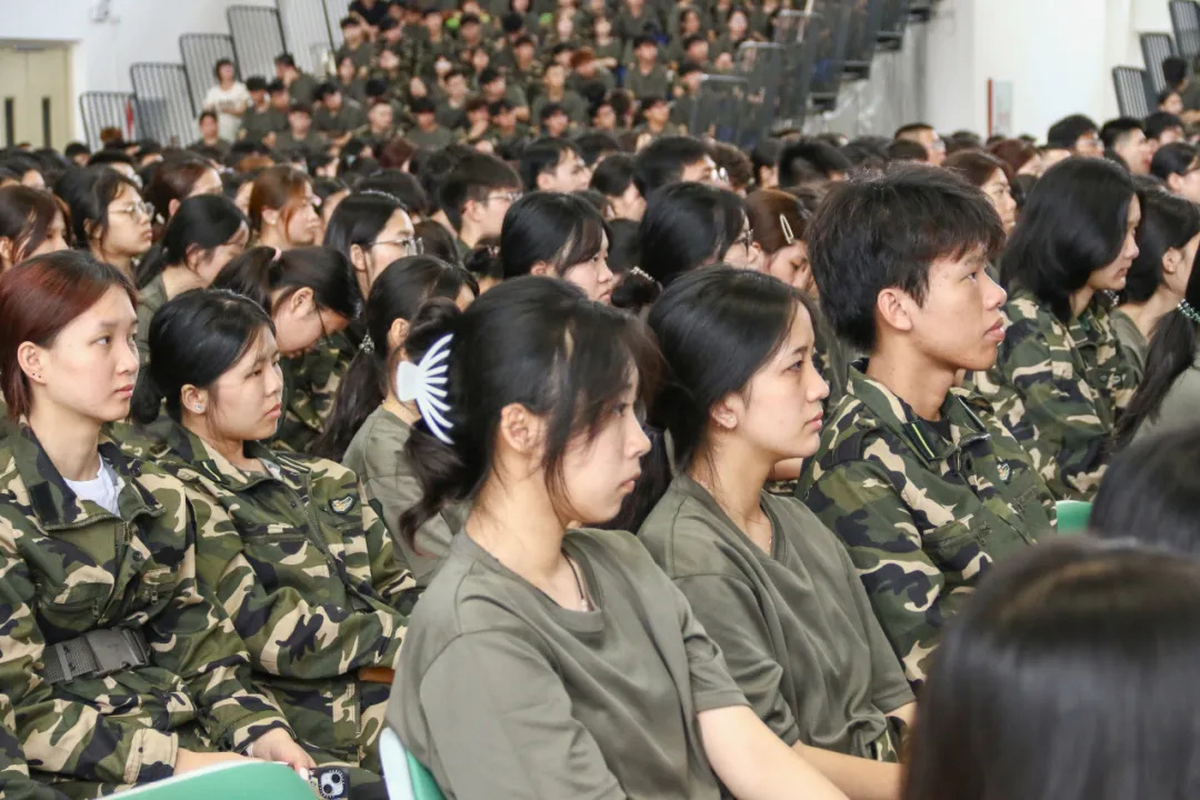 C:\Users\BGY\Desktop\学校党委组织师生收看九三阅兵直播\4.jpg