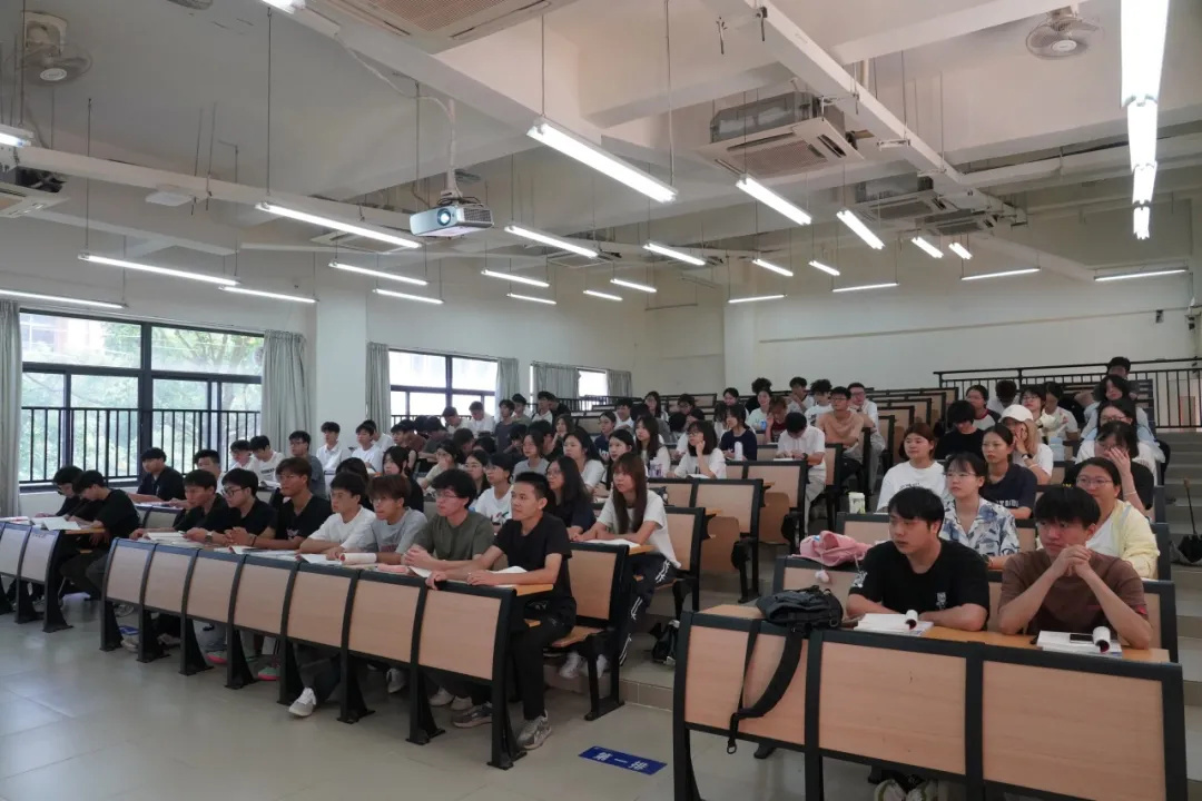 C:\Users\BGY\Desktop\学校党委组织师生收看九三阅兵直播\8.jpg
